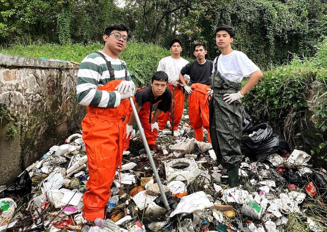 Viral di Tiktok! Pandawara Group, 5 Anak Muda Yang Hobinya “Nongkrong” Bersihkan Sampah di Sungai