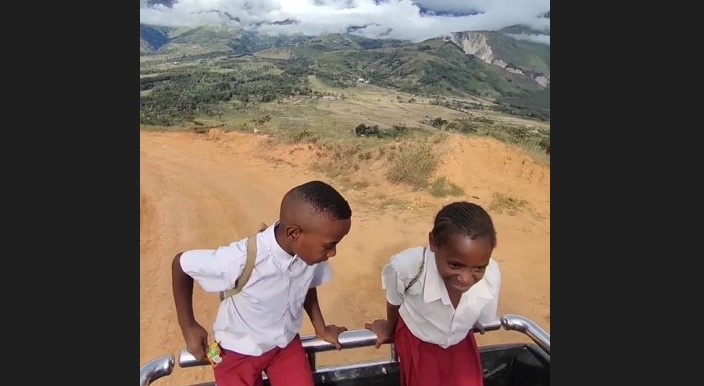 Di Saat Wakil Rakyat Sibuk Main Game ‘Candy Crush’, Anak-Anak di Papua Berjuang Naik Turun Gunung Demi Sekolah
