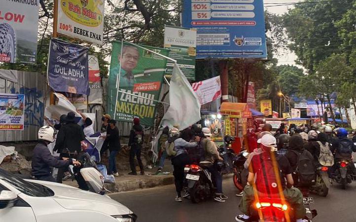 Geram dengan Janji Palsu Wakil Rakyat Tiap 5 Tahun Sekali, Mahasiswa Bogor Unjuk Rasa & Rusak Puluhan Baliho Caleg