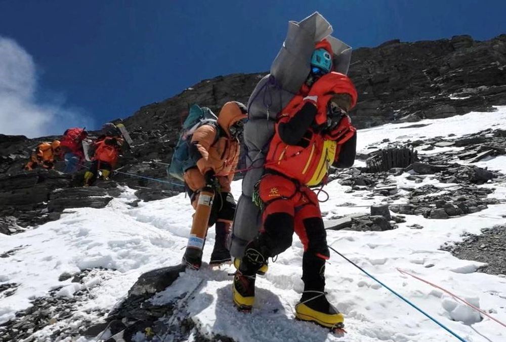 Dibayar 1,7 Miliar, Ini Pekerjaan Sherpa Menurunkan Jasad & Menyelamatkan Nyawa Pendaki di Gunung Everest