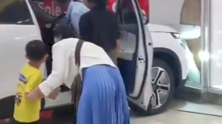 Viral! Bocah Main di Mobil Pameran Nggak Sengaja Injak Gas Hingga Tabrak Tembok Mall