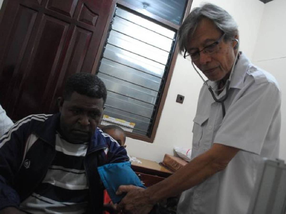 Patok Tarif Rp. 2000, Dokter Sudanto Dijuluki 'Dokter Rasa Tukang Parkir' oleh Masyarakat Papua