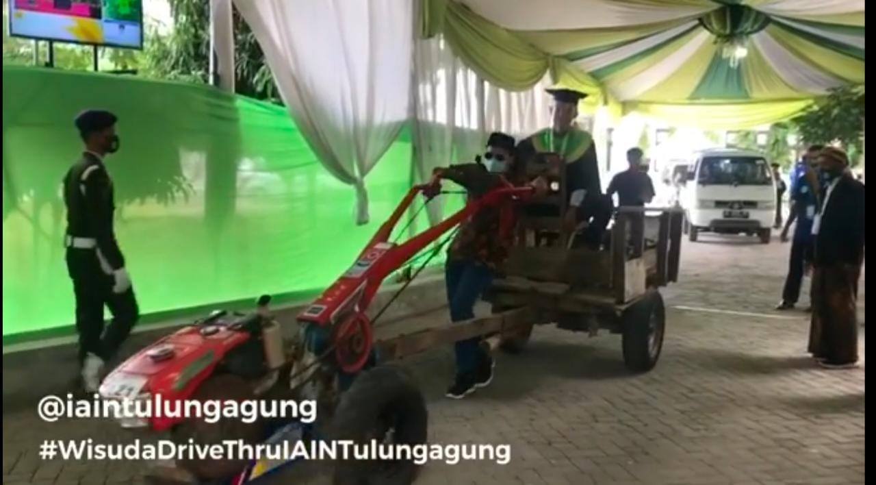 Viral! Seorang Mahasiswa Hadir Di Acara Wisuda Menggunakan Traktor Sawah, Netizen: Pulang Wisuda Langsung Bajak Sawah
