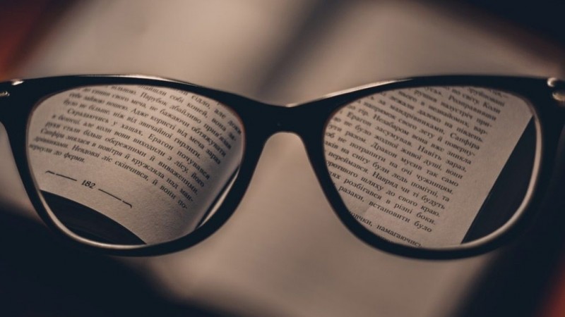 Mahasiswa Yang Pakai Kacamata Bukan Karena Mata Minus Itu Tujuannya Buat Apa Ya?